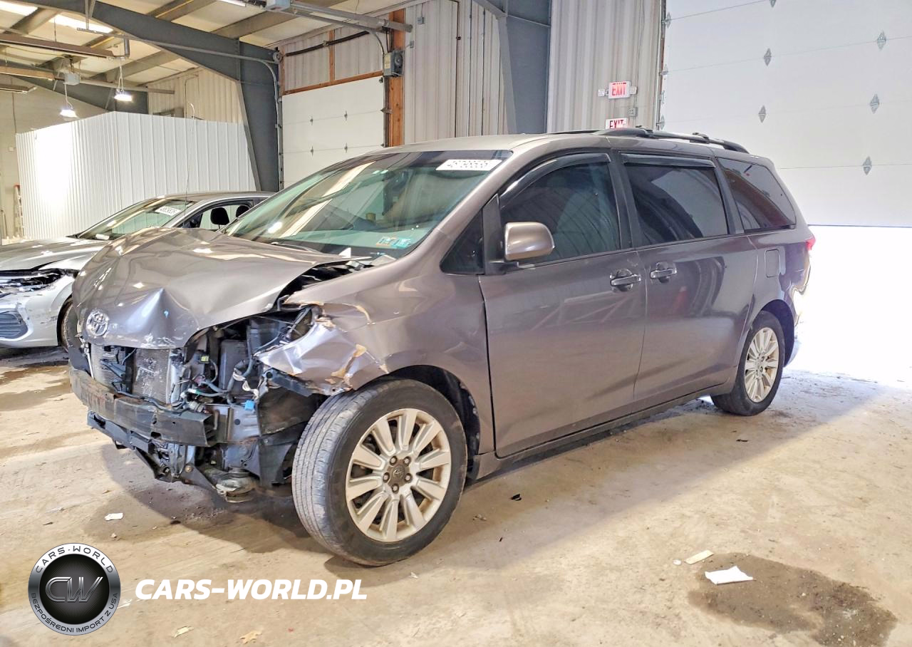 2013 Toyota Sienna Le 7-Passenger