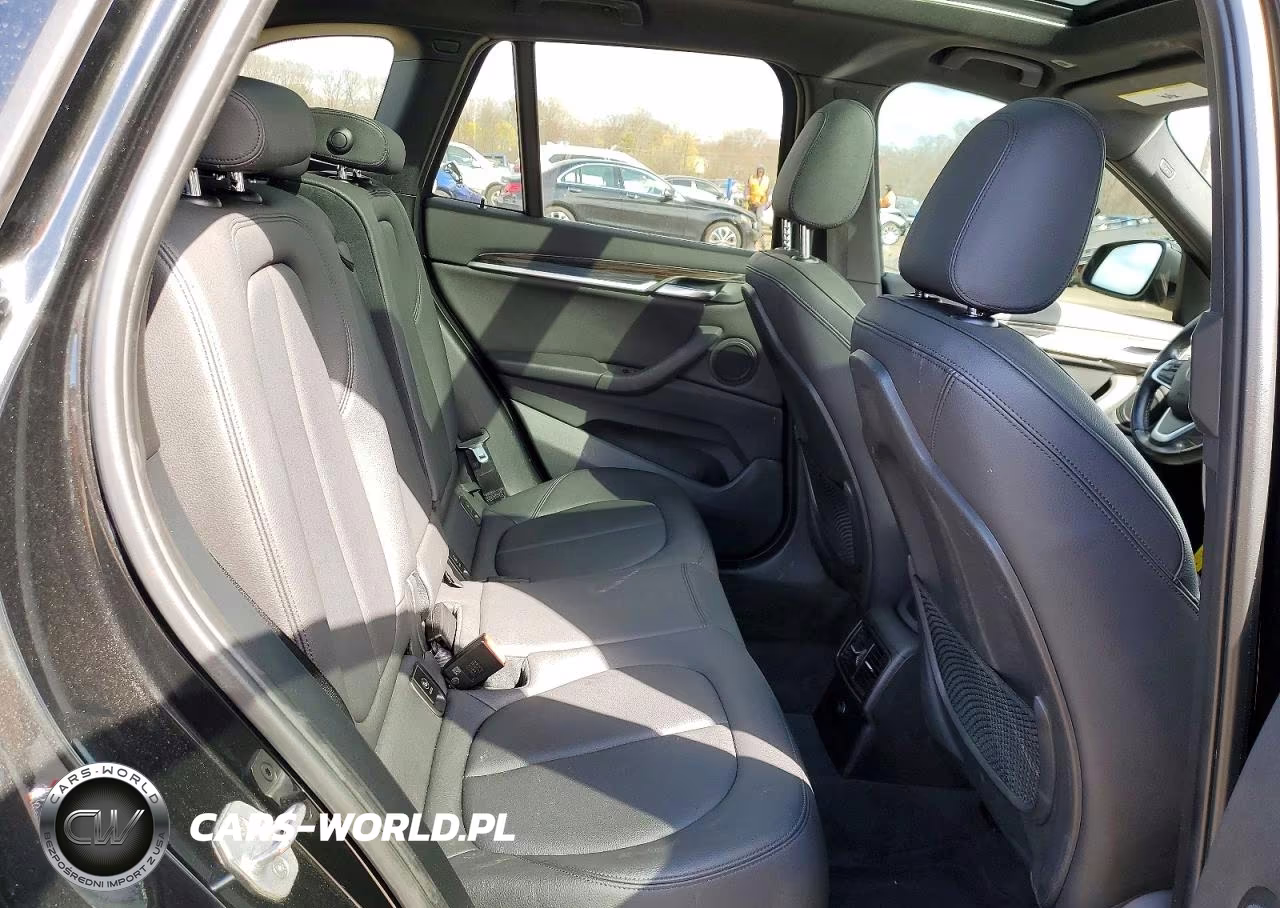 2018 BMW X1 xDrive28I VIN:WBXHT3C38J5L26315 - 10