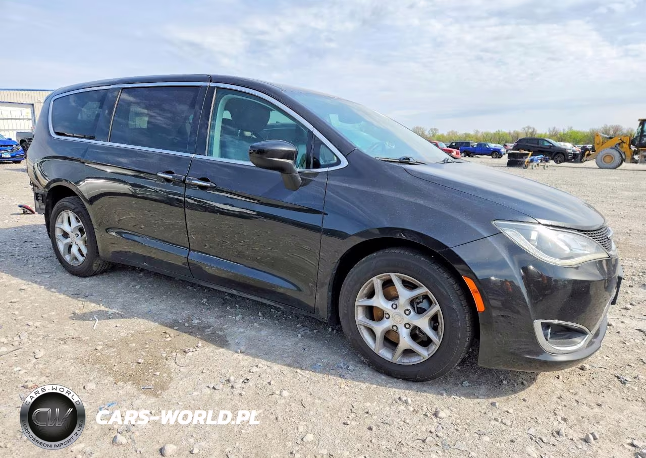 2017 Chrysler Pacifica Touring L VIN:2C4RC1BG6HR841188 - 4