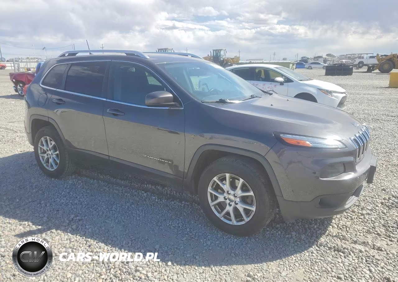 2016 Jeep Cherokee Latitude VIN:1C4PJMCS4GW155349 - 4
