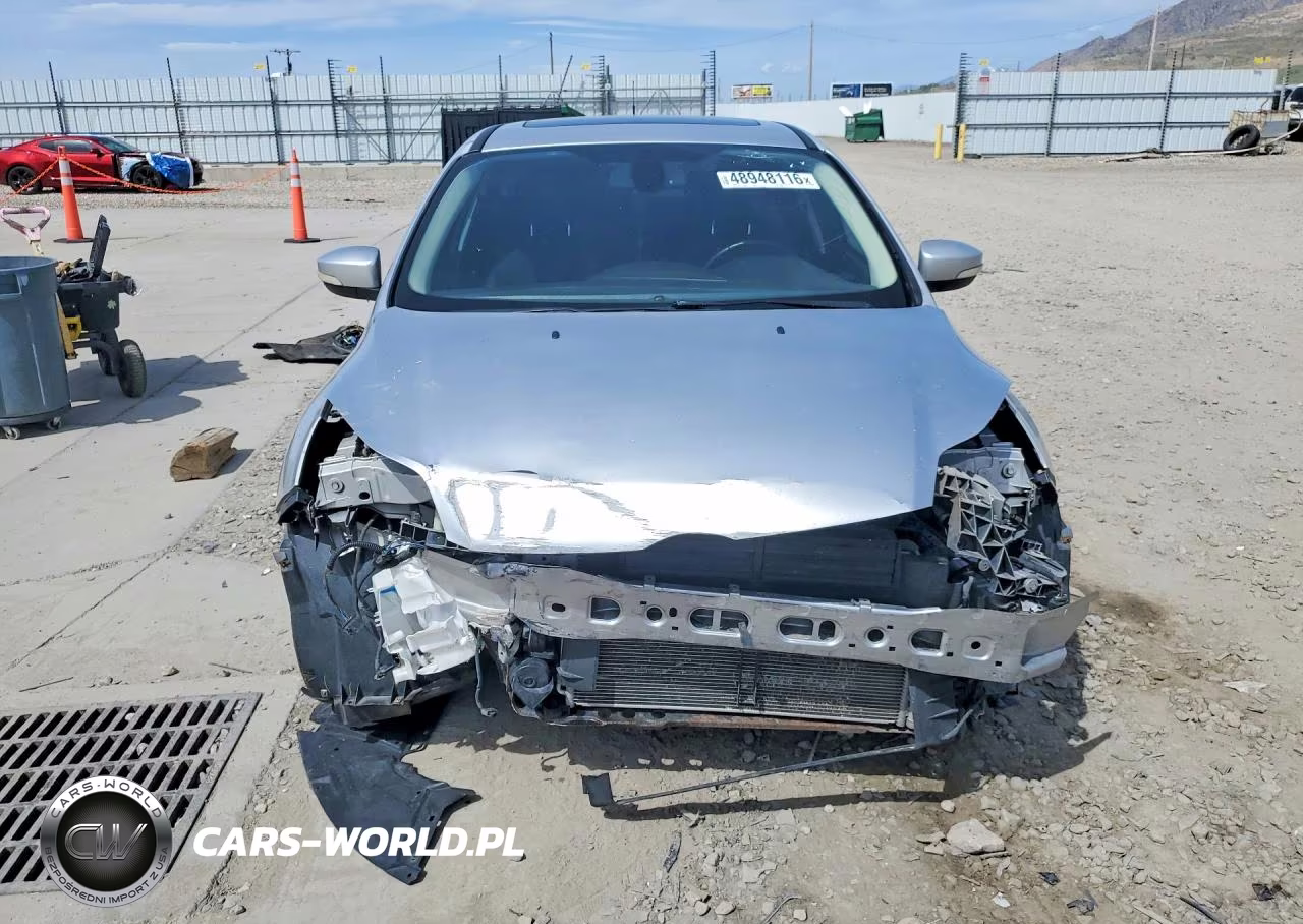 2012 Ford Focus Titanium VIN:1FAHP3N20CL236084 - 5
