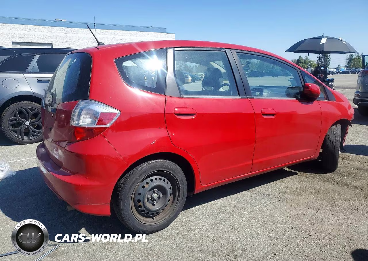 2013 Honda Fit VIN:JHMGE8H35DC082663 - 3