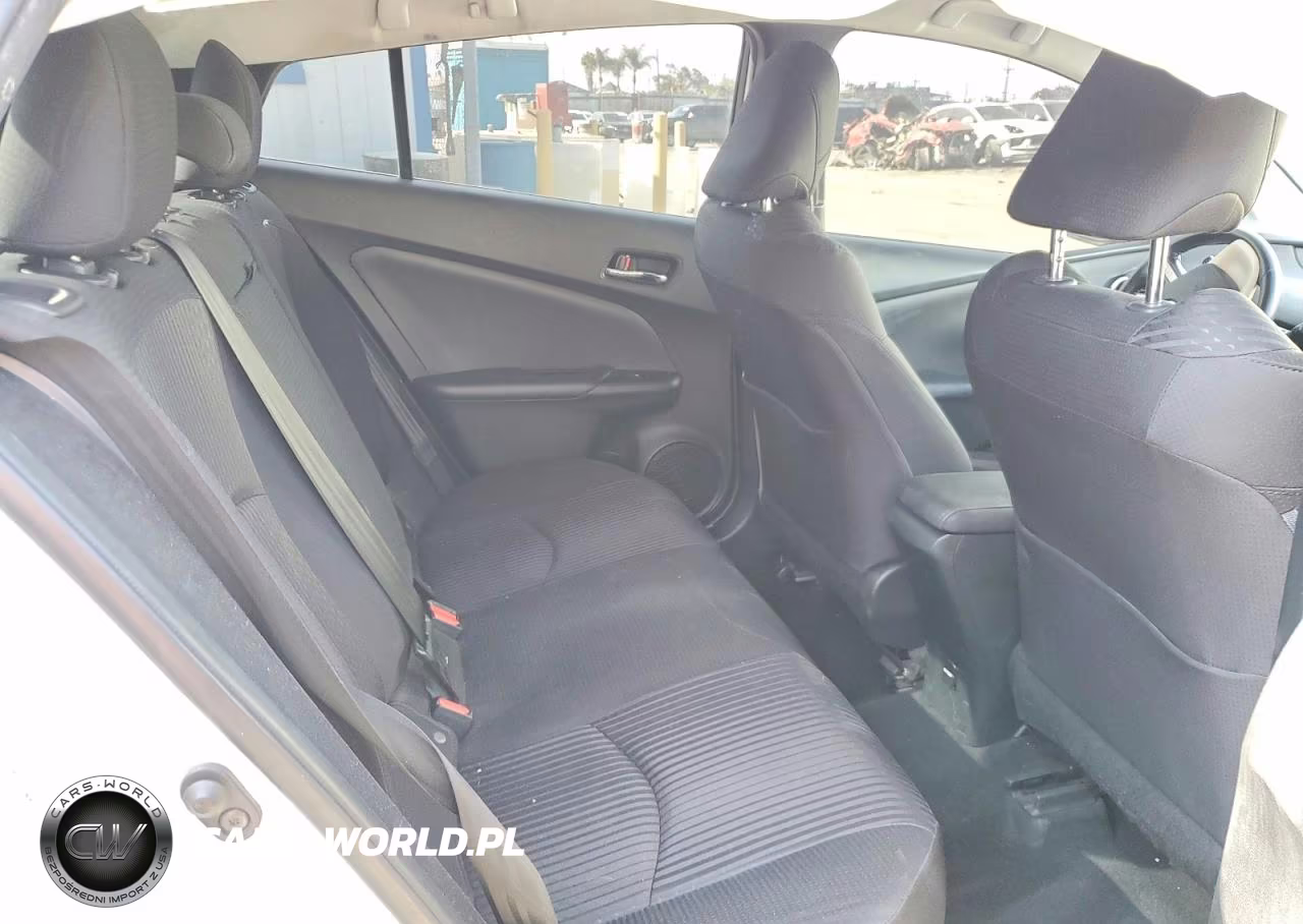 2018 Toyota Prius Three VIN:JTDKARFU2J3067185 - 10