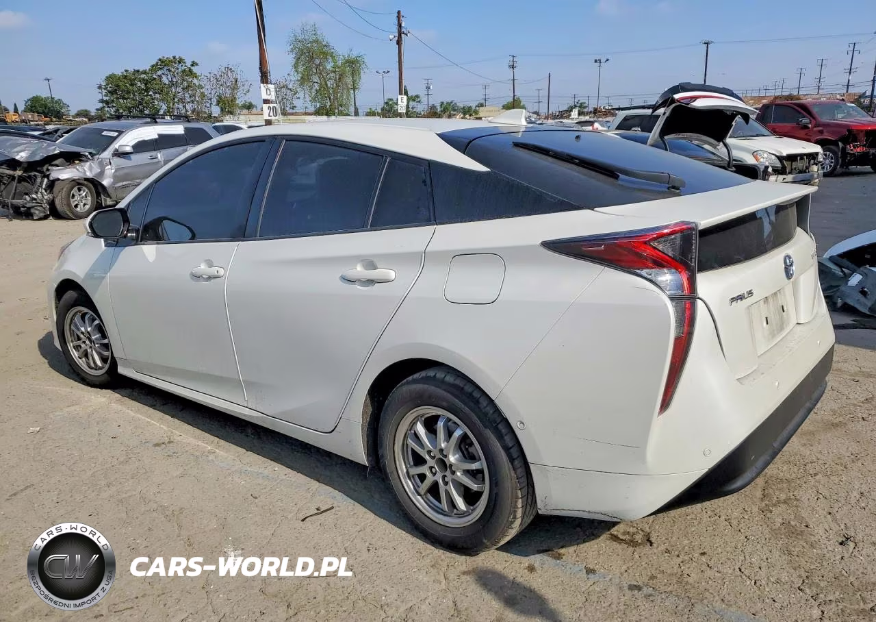 2018 Toyota Prius Three VIN:JTDKARFU2J3067185 - 2