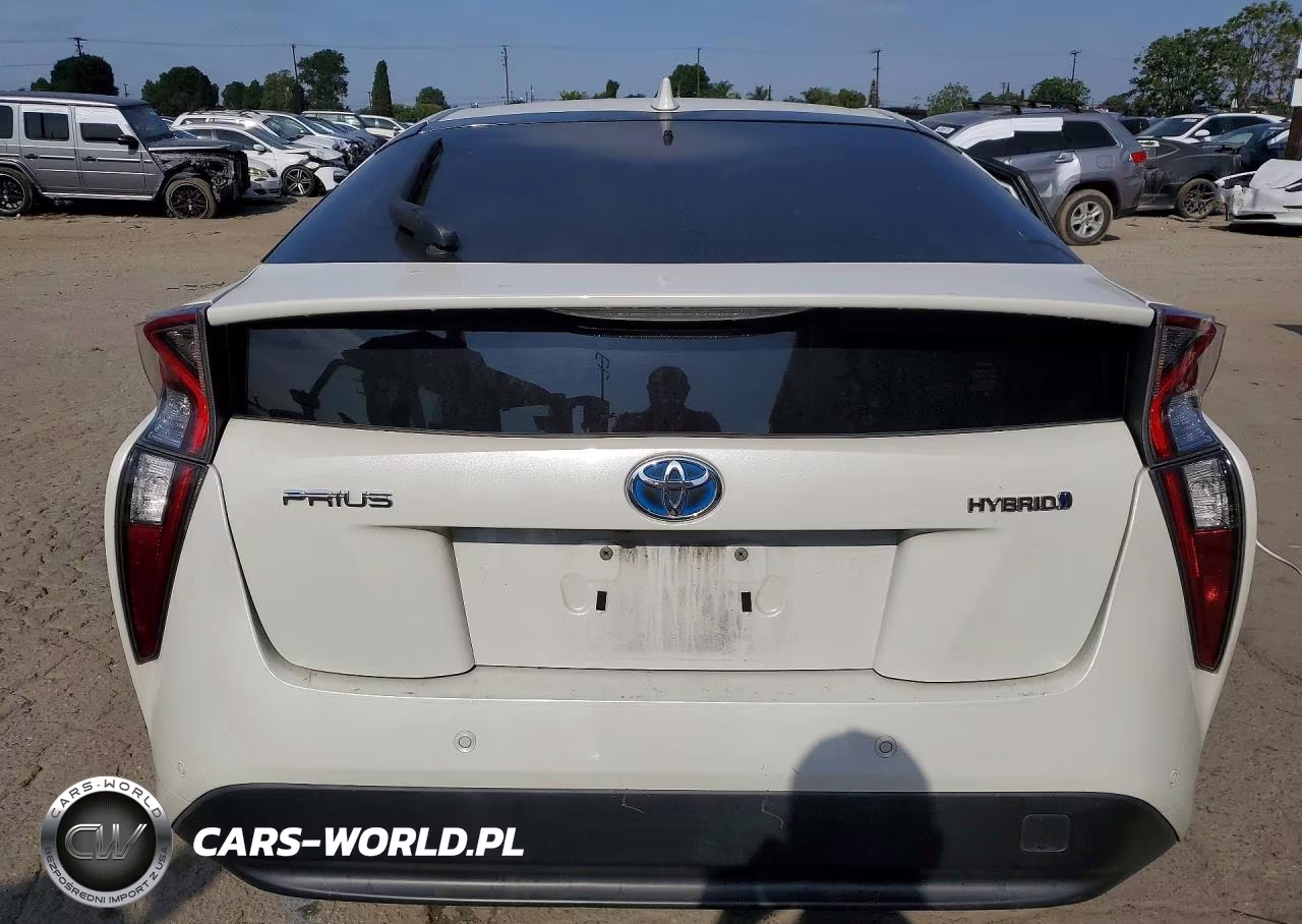 2018 Toyota Prius Three VIN:JTDKARFU2J3067185 - 6