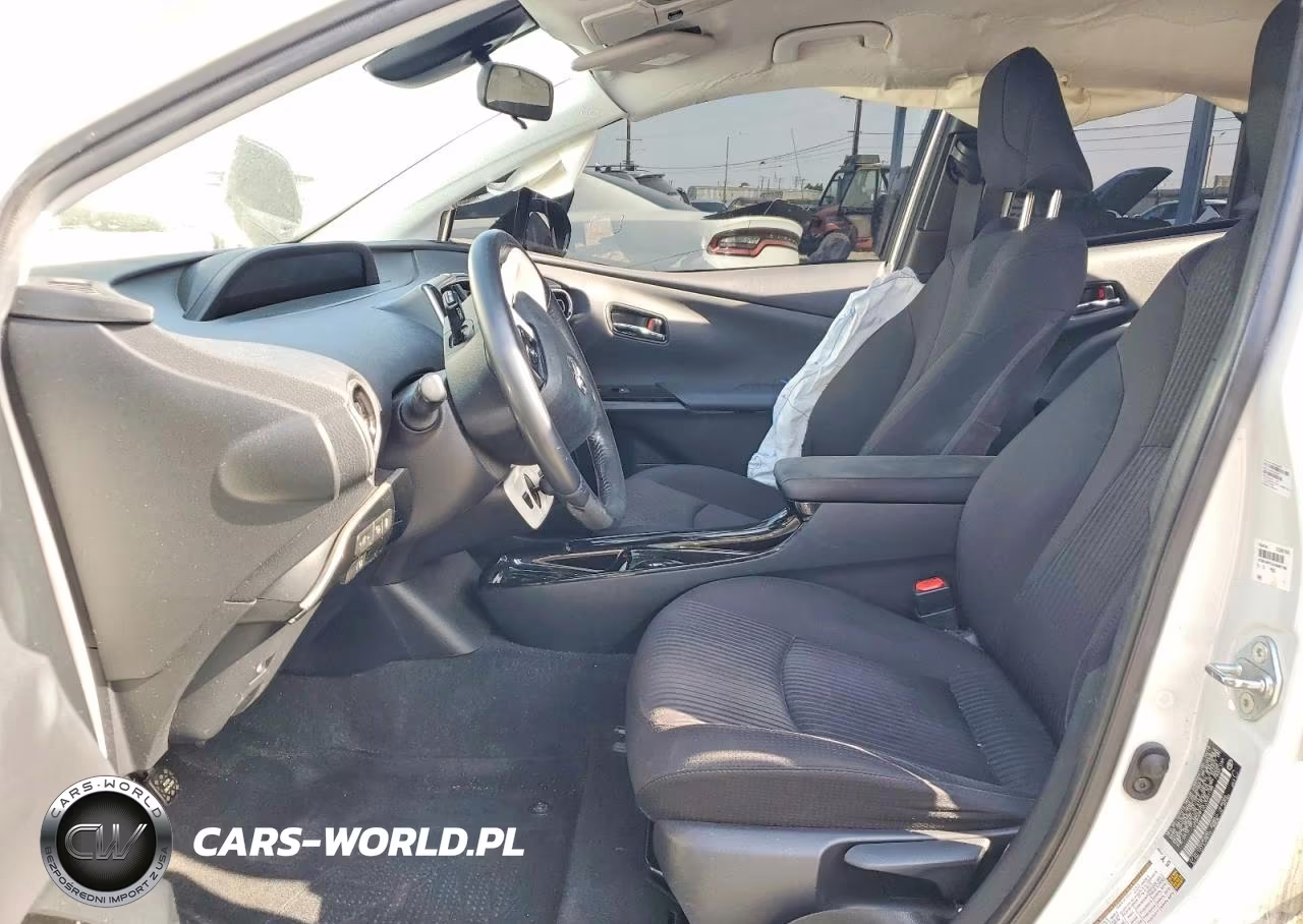 2018 Toyota Prius Three VIN:JTDKARFU2J3067185 - 7