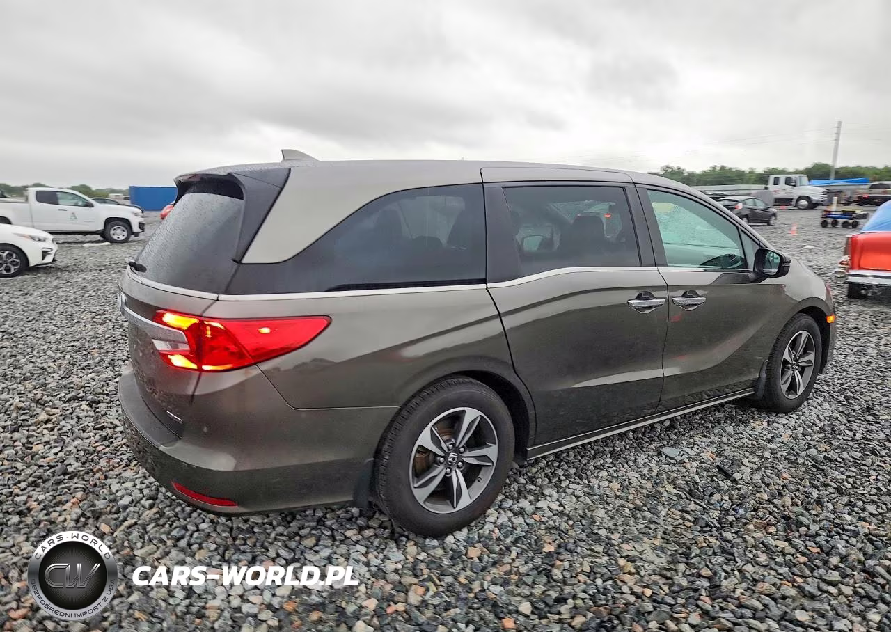 2018 Honda Odyssey Touring VIN:5FNRL6H87JB030403 - 3
