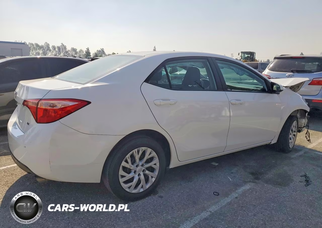 2018 Toyota Corolla Le VIN:5YFBURHE5JP855625 - 3