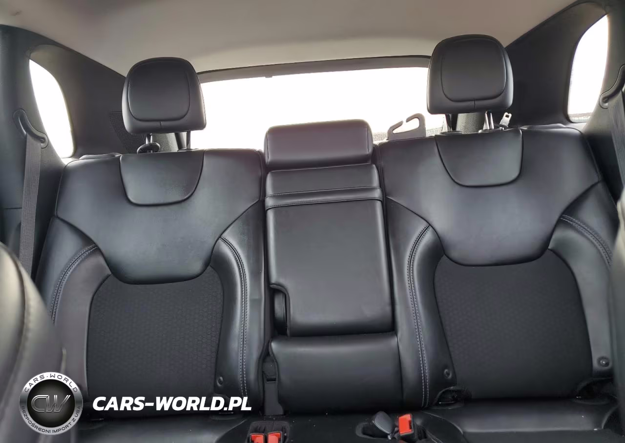 2019 Jeep Cherokee Latitude Plus VIN:1C4PJLLB9KD333206 - 10