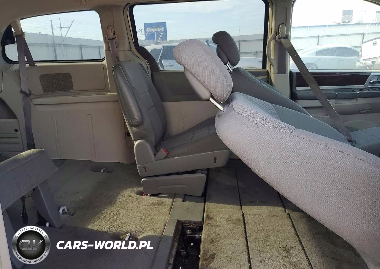 2010 Chrysler Town & Country Touring VIN:2A4RR5D18AR266090 - 11