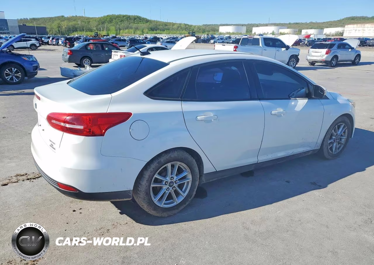 2015 Ford Focus Se VIN:1FADP3F2XFL262810 - 3
