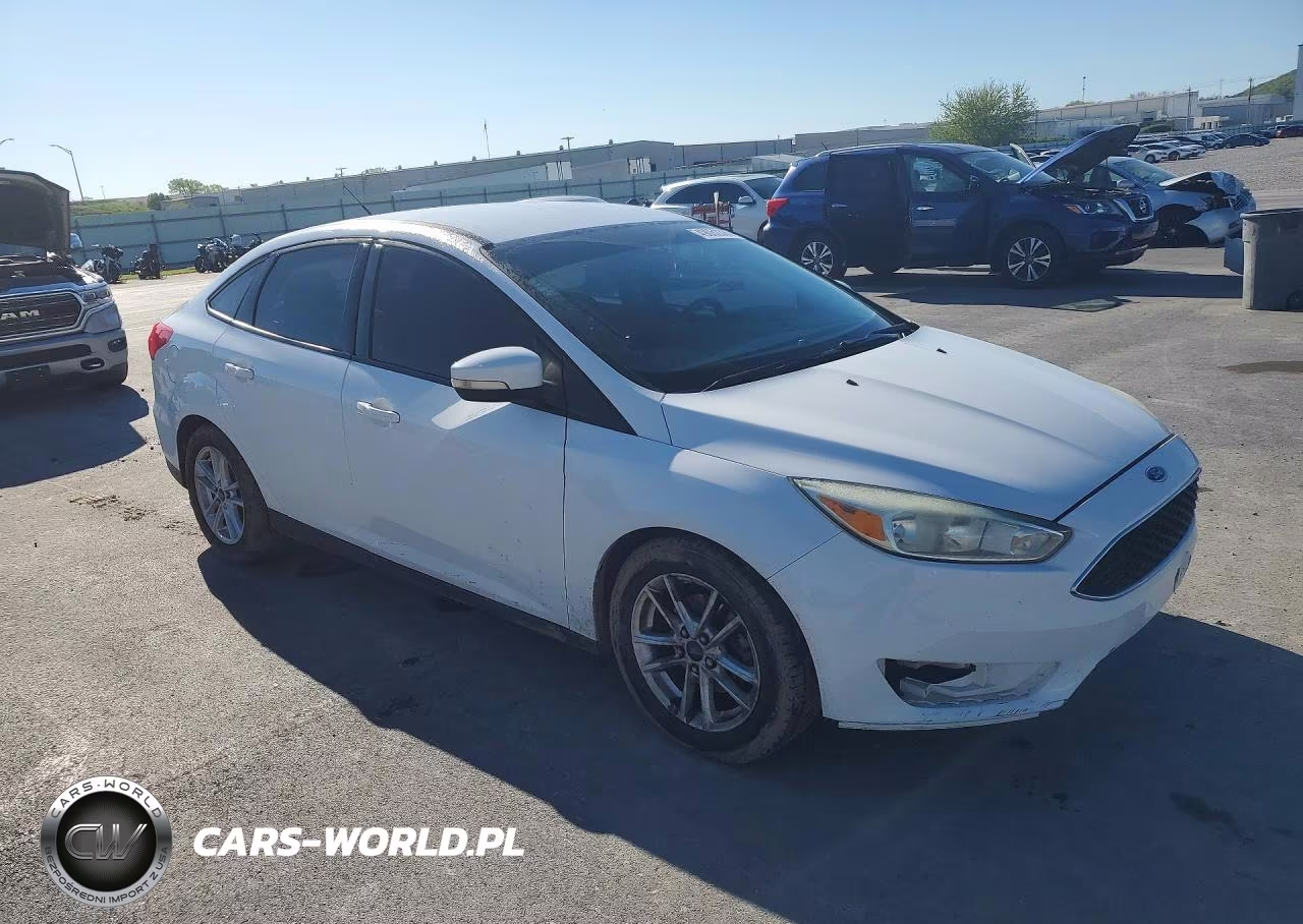 2015 Ford Focus Se VIN:1FADP3F2XFL262810 - 4