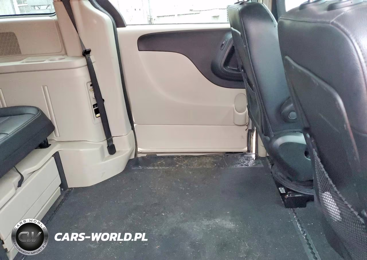 2014 Chrysler Town & Country Touring VIN:2C4RC1BG1ER246597 - 11