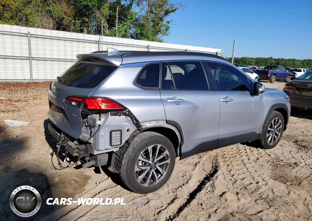 2022 Toyota Corolla Cross Xle VIN:7MUDAAAGXNV033825 - 3