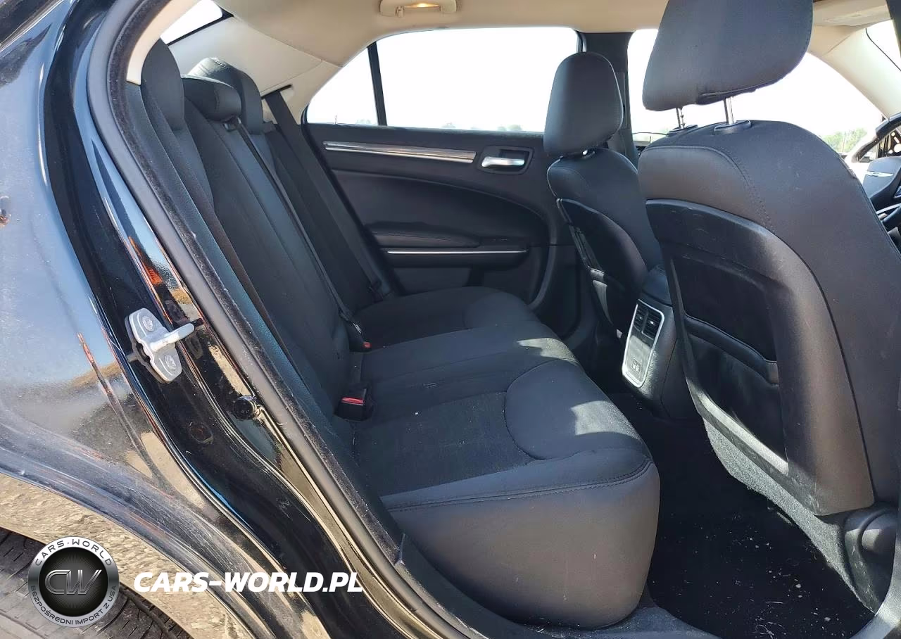 2018 Chrysler 300 Touring VIN:2C3CCAAG1JH308365 - 10