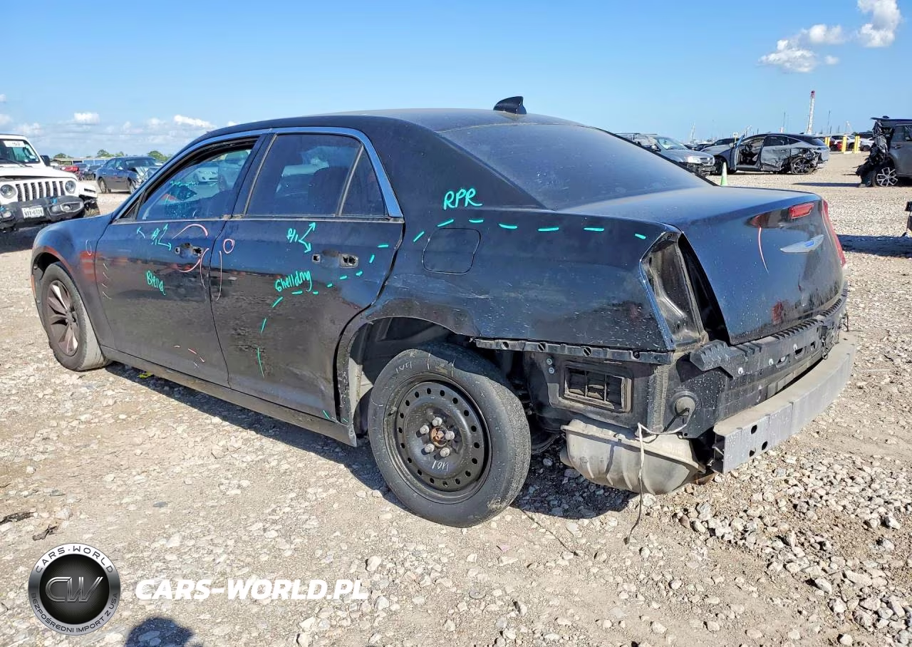2018 Chrysler 300 Touring VIN:2C3CCAAG1JH308365 - 2