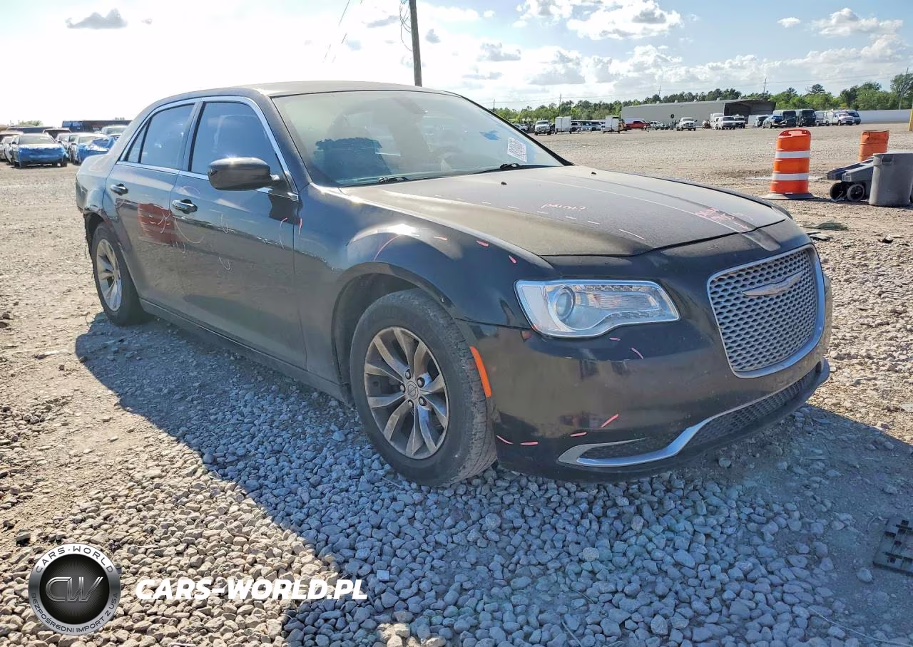 2018 Chrysler 300 Touring VIN:2C3CCAAG1JH308365 - 4