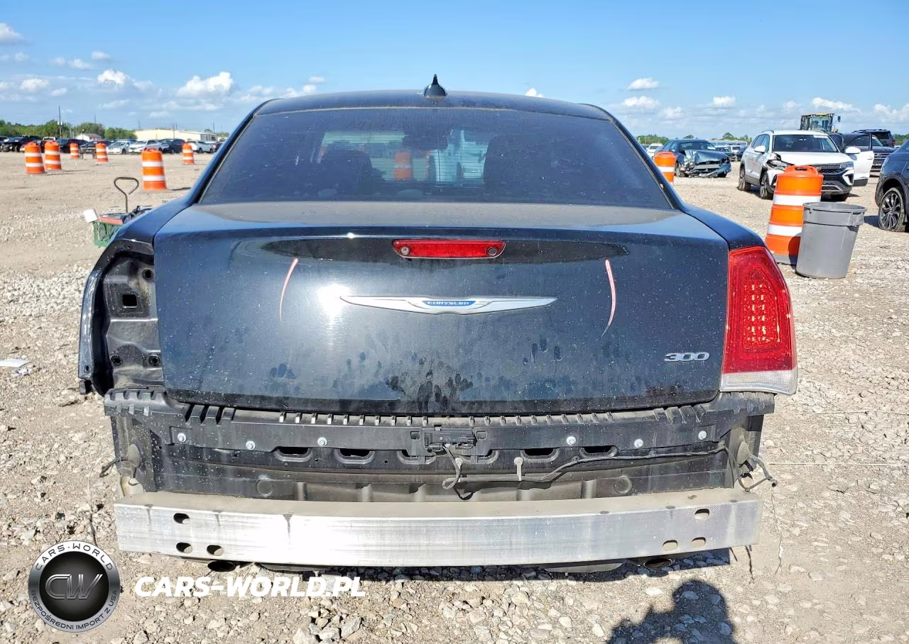 2018 Chrysler 300 Touring VIN:2C3CCAAG1JH308365 - 6