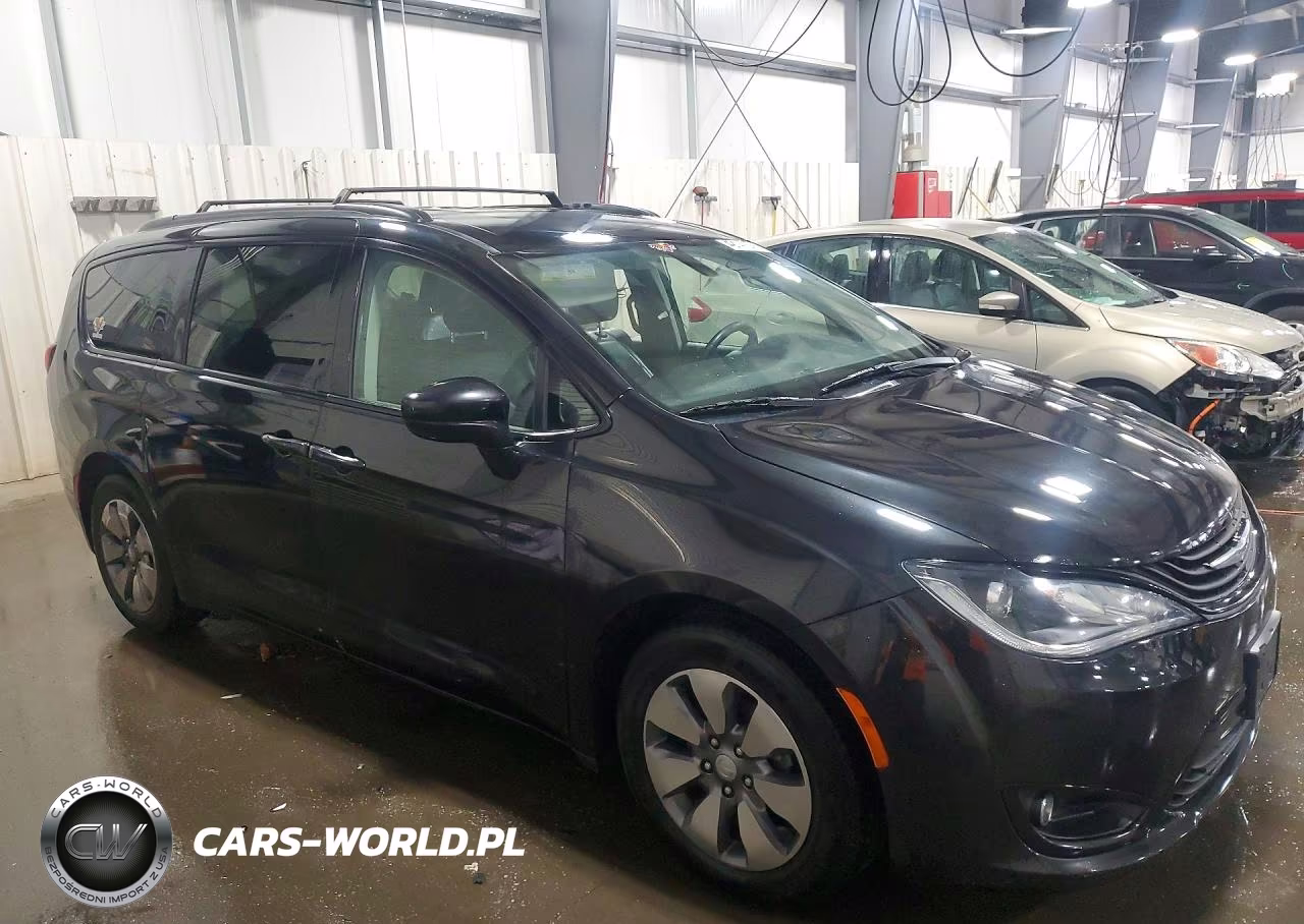 2018 Chrysler Pacifica Hybrid Touring L VIN:2C4RC1L70JR340625 - 4