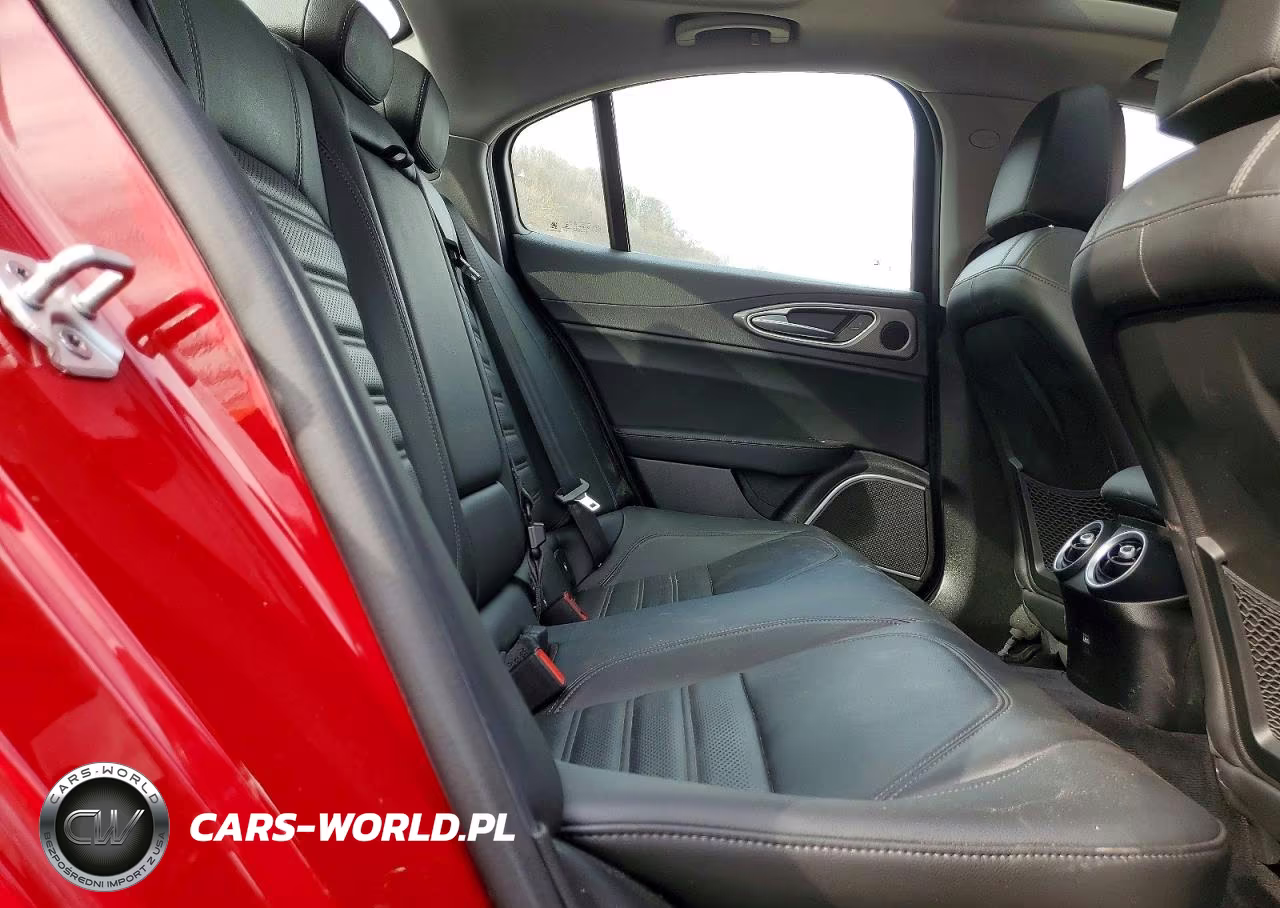 2018 Alfa Romeo Giulia Ti Q4 VIN:ZARFAEEN7J7597672 - 10