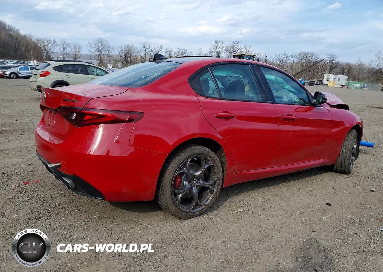 2018 Alfa Romeo Giulia Ti Q4 VIN:ZARFAEEN7J7597672 - 3