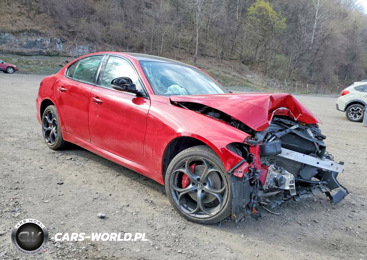 2018 Alfa Romeo Giulia Ti Q4 VIN:ZARFAEEN7J7597672 - 4