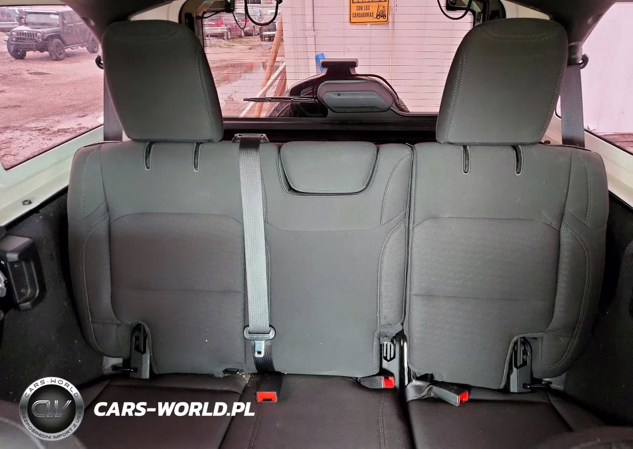 2020 Jeep Wrangler Unlimited Sport VIN:1C4HJXDNXLW300743 - 10