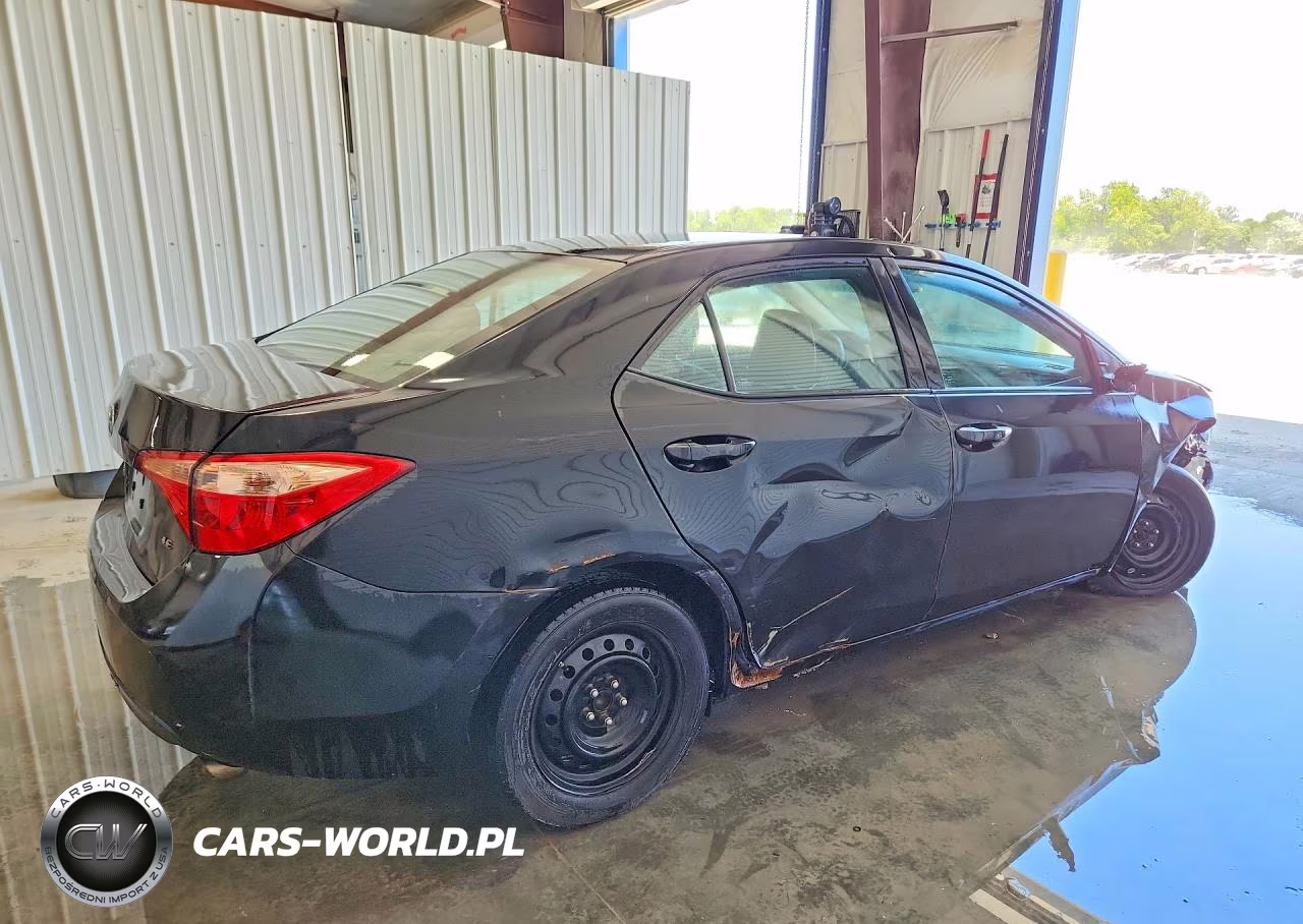 2018 Toyota Corolla Le VIN:5YFBURHE3JP855798 - 3