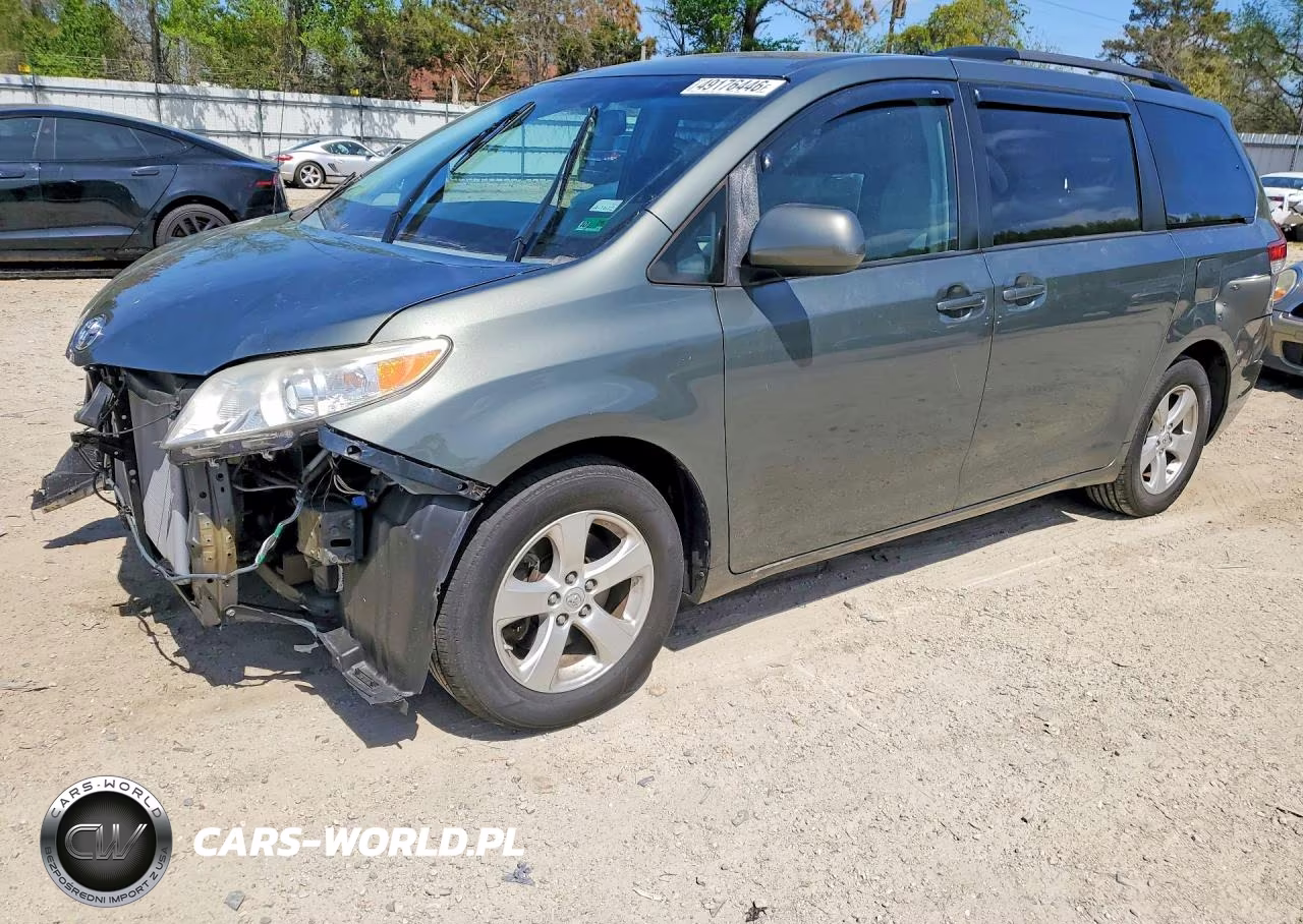 2014 Toyota Sienna Le 8-Passenger