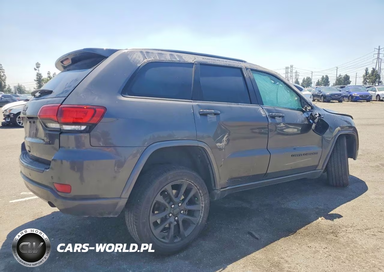 2018 Jeep Grand Cherokee Laredo VIN:1C4RJFAG4JC319923 - 3