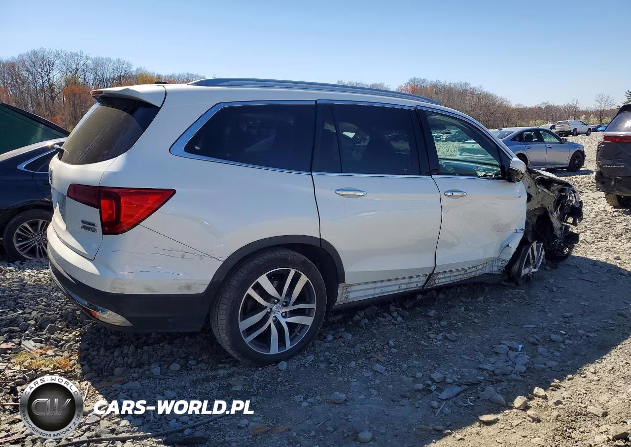 2018 Honda Pilot Touring VIN:5FNYF6H98JB020328 - 3