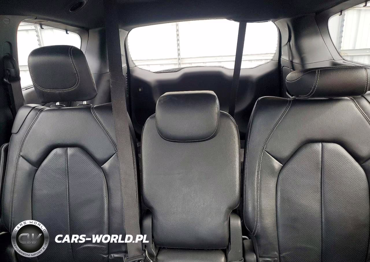 2019 Chrysler Pacifica Touring L Plus VIN:2C4RC1EG8KR574784 - 10