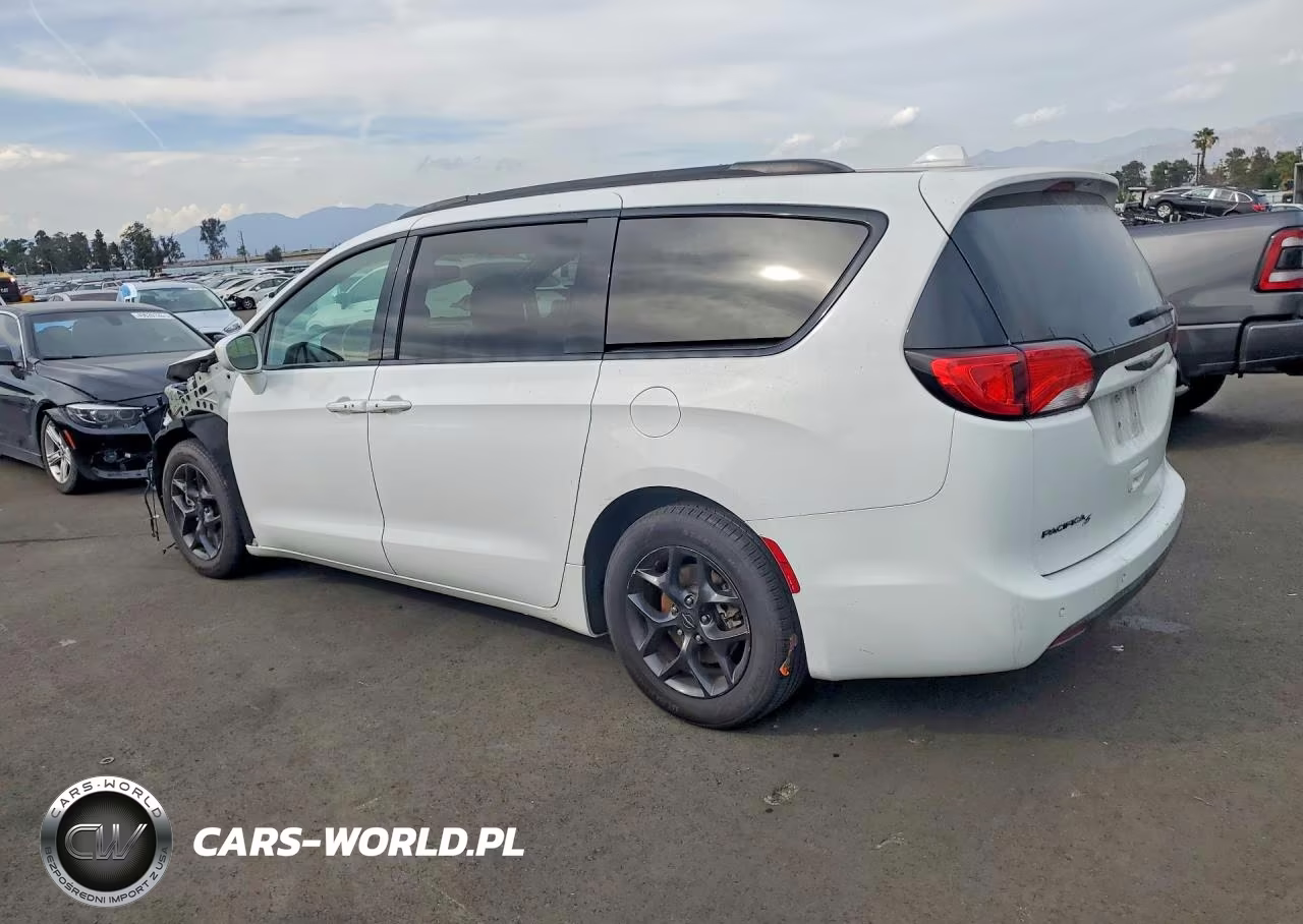 2019 Chrysler Pacifica Touring L Plus VIN:2C4RC1EG8KR574784 - 2