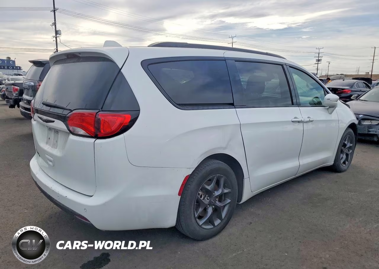 2019 Chrysler Pacifica Touring L Plus VIN:2C4RC1EG8KR574784 - 3