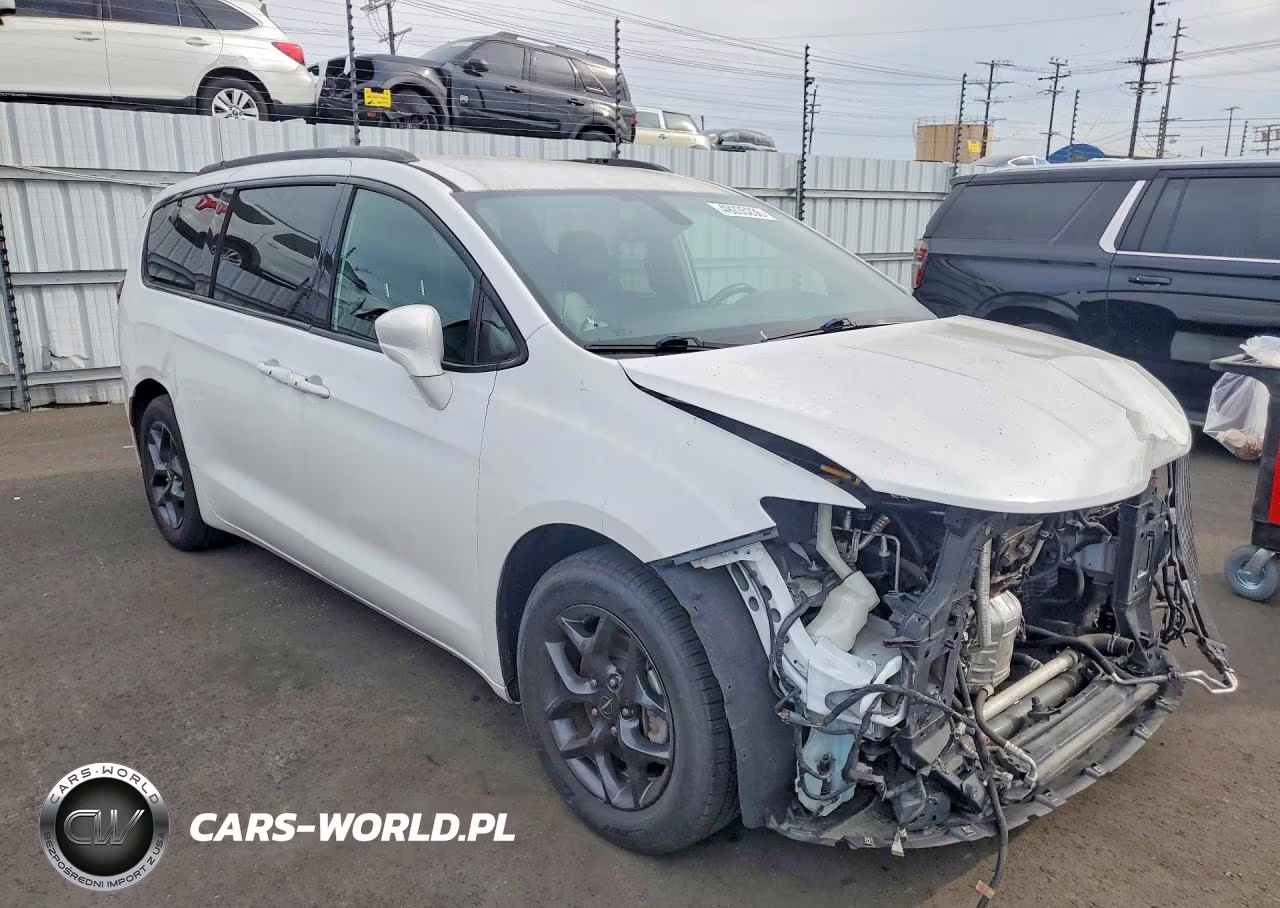 2019 Chrysler Pacifica Touring L Plus VIN:2C4RC1EG8KR574784 - 4