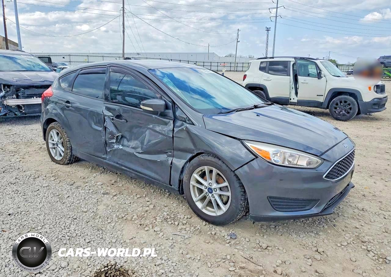 2017 Ford Focus Se VIN:1FADP3K21HL324748 - 4