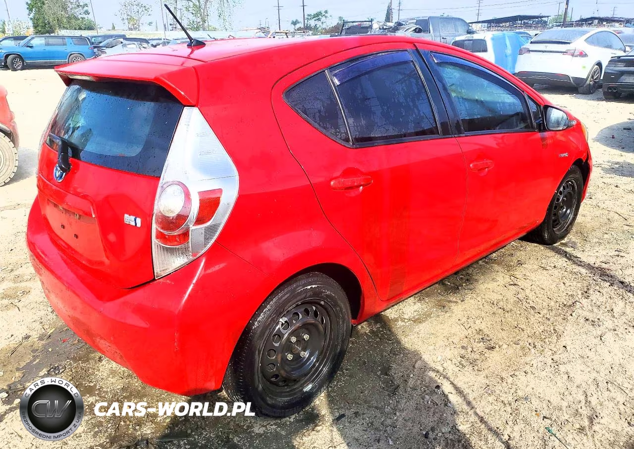 2014 Toyota Prius C Two VIN:JTDKDTB3XE1559353 - 3
