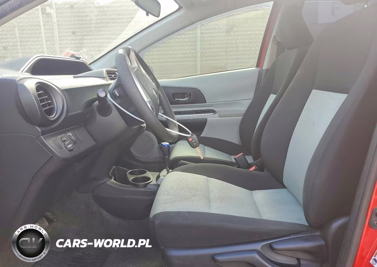 2014 Toyota Prius C Two VIN:JTDKDTB3XE1559353 - 7