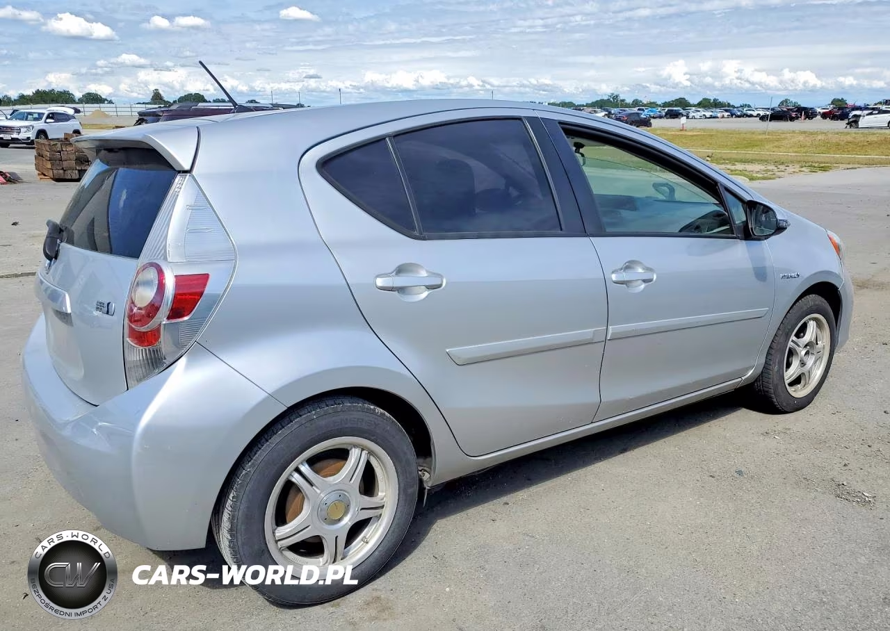 2013 Toyota Prius C One VIN:JTDKDTB30D1541734 - 3