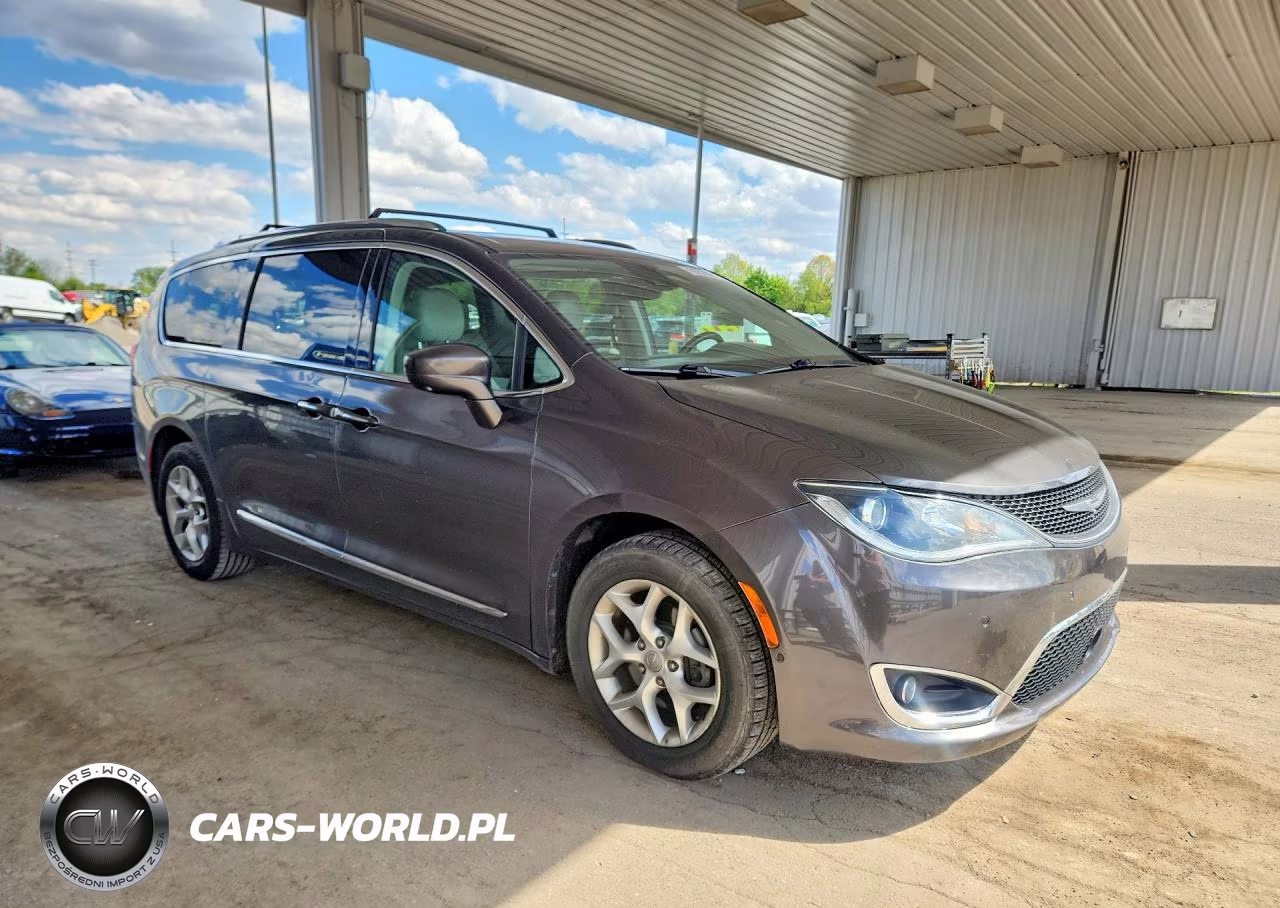 2017 Chrysler Pacifica Touring L Plus VIN:2C4RC1EG5HR518391 - 4
