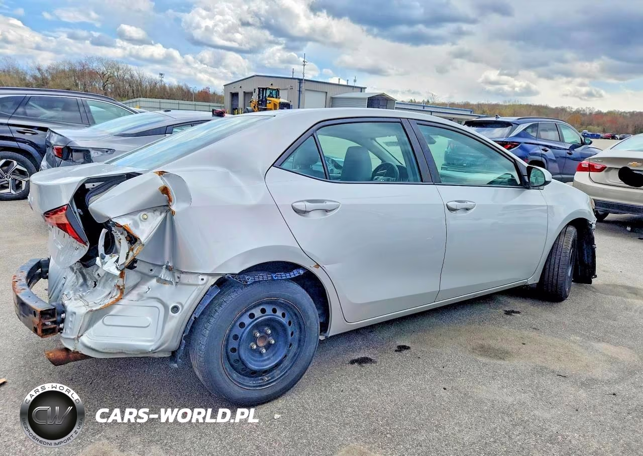 2018 Toyota Corolla Le VIN:2T1BURHE4JC071047 - 3