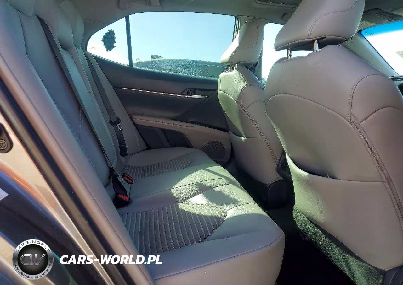 2018 Toyota Camry L VIN:4T1B11HK5JU616087 - 10