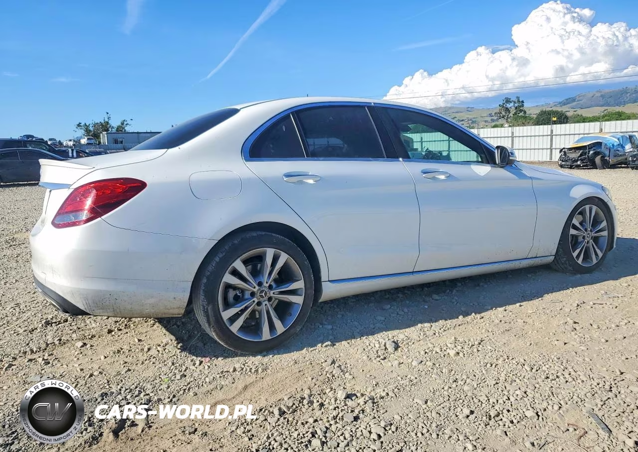 2018 Mercedes-Benz C 300 VIN:55SWF4JBXJU236561 - 3