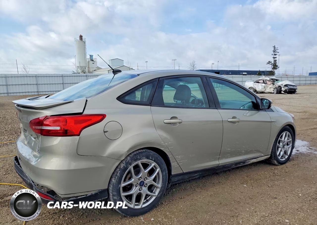 2015 Ford Focus Se VIN:1FADP3F28FL333633 - 3