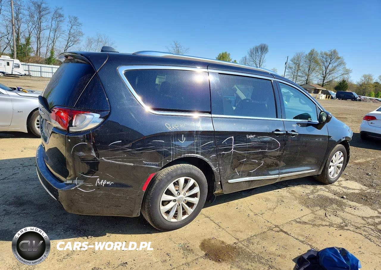 2019 Chrysler Pacifica Touring L VIN:2C4RC1BG2KR531501 - 3