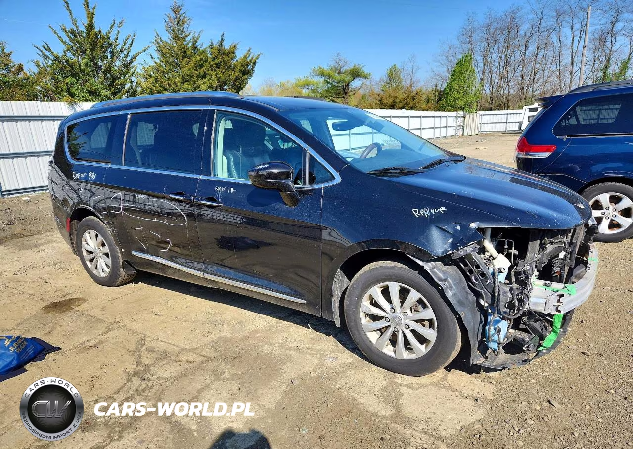 2019 Chrysler Pacifica Touring L VIN:2C4RC1BG2KR531501 - 4