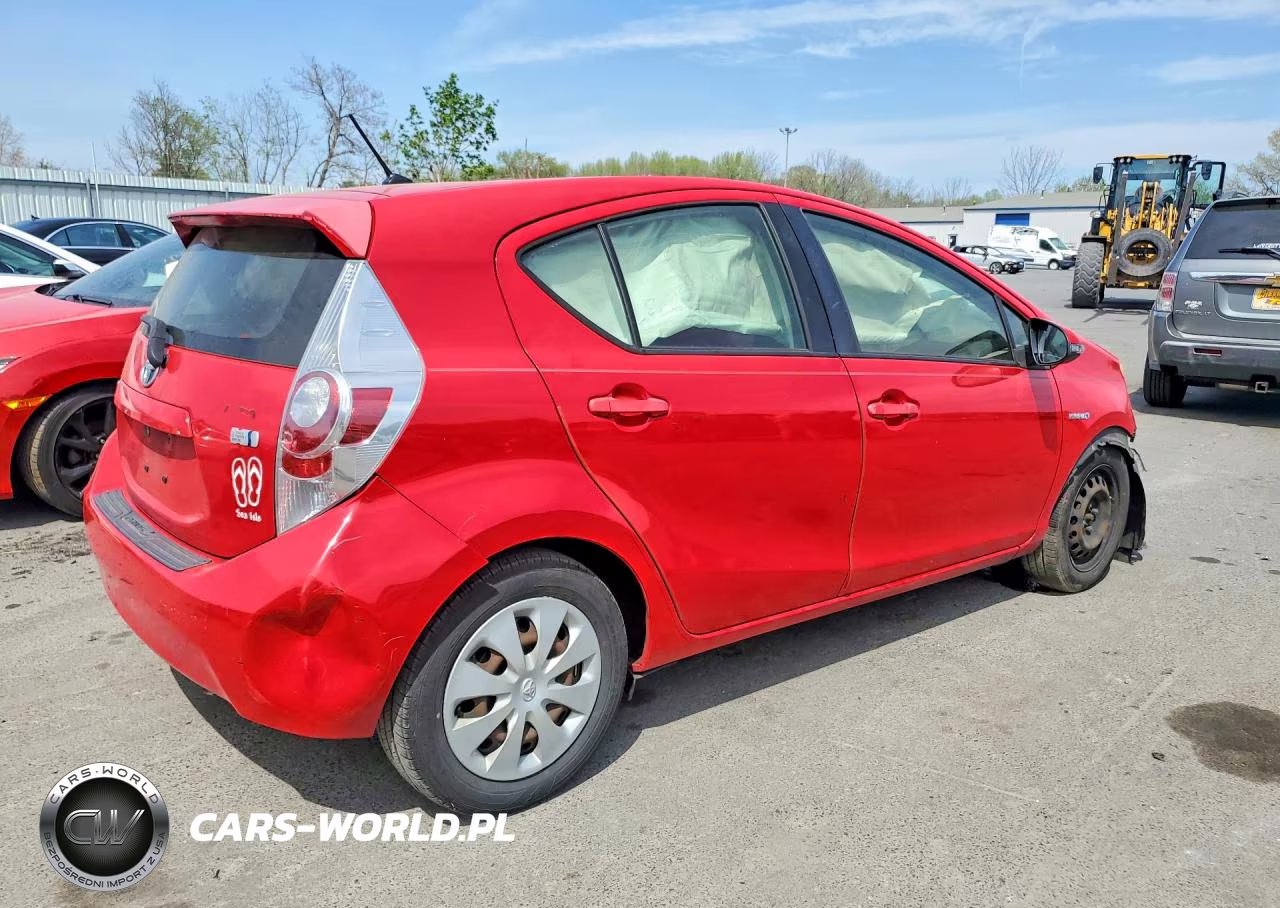2013 Toyota Prius C Two VIN:JTDKDTB3XD1549114 - 3