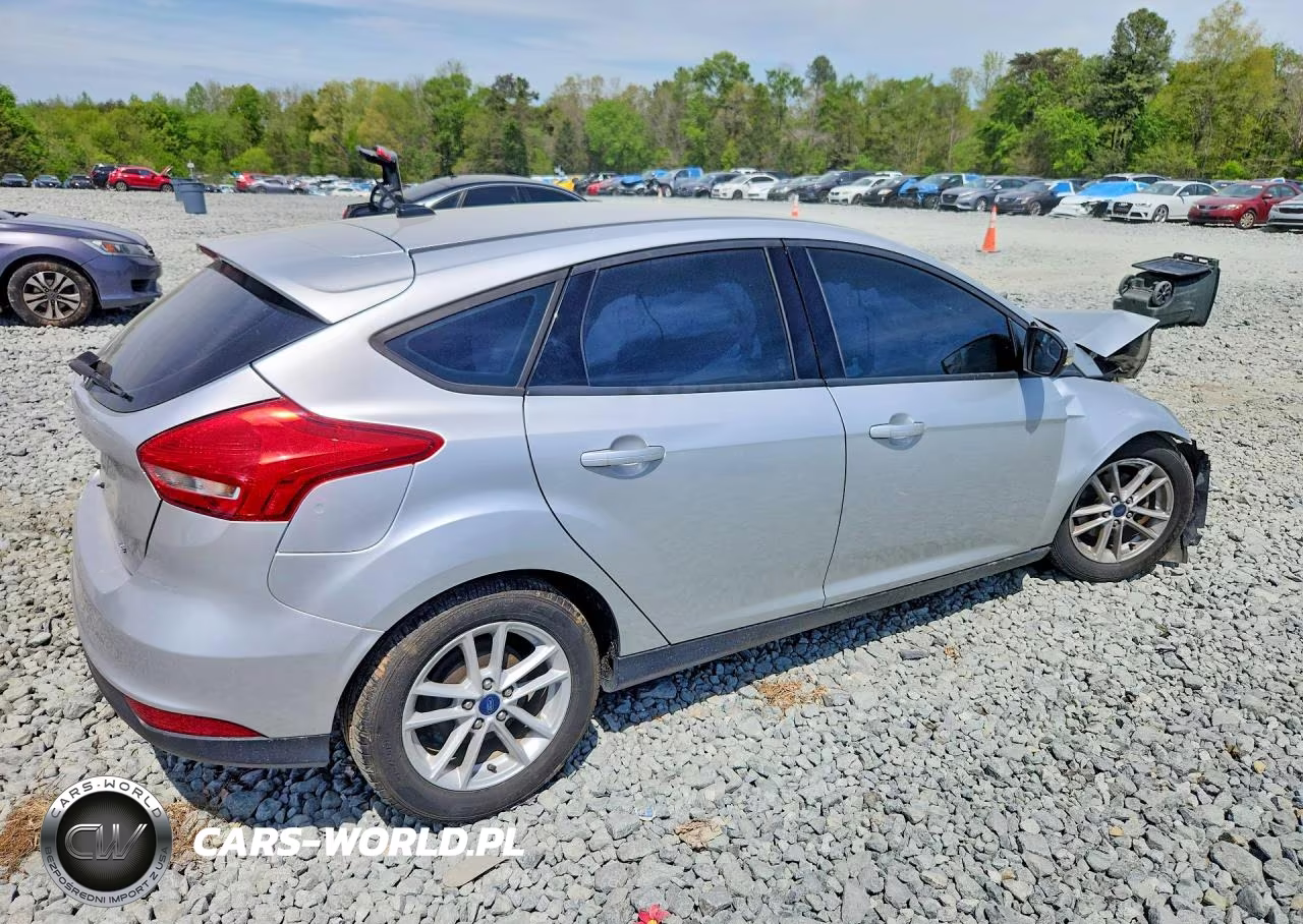 2017 Ford Focus Se VIN:1FADP3K24HL216222 - 3