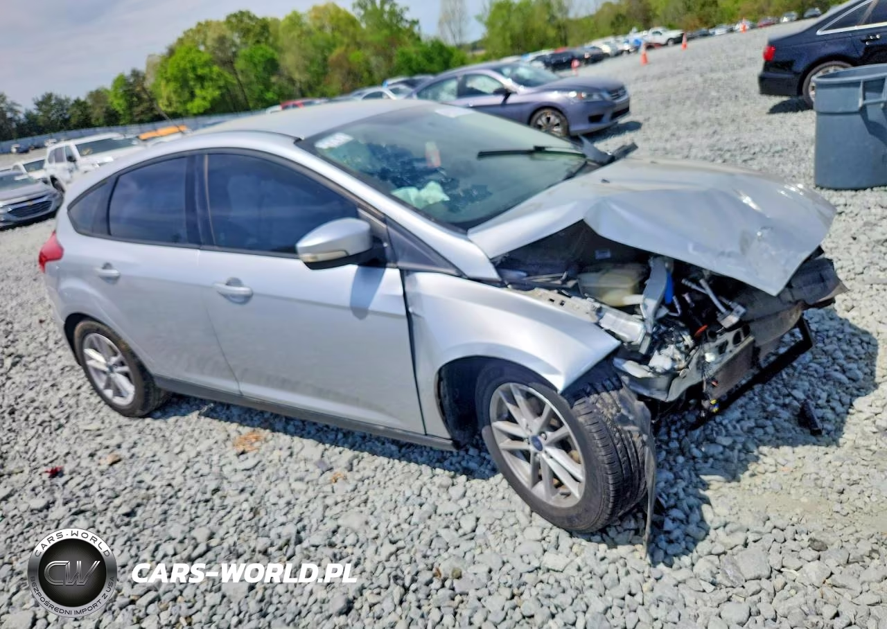 2017 Ford Focus Se VIN:1FADP3K24HL216222 - 4
