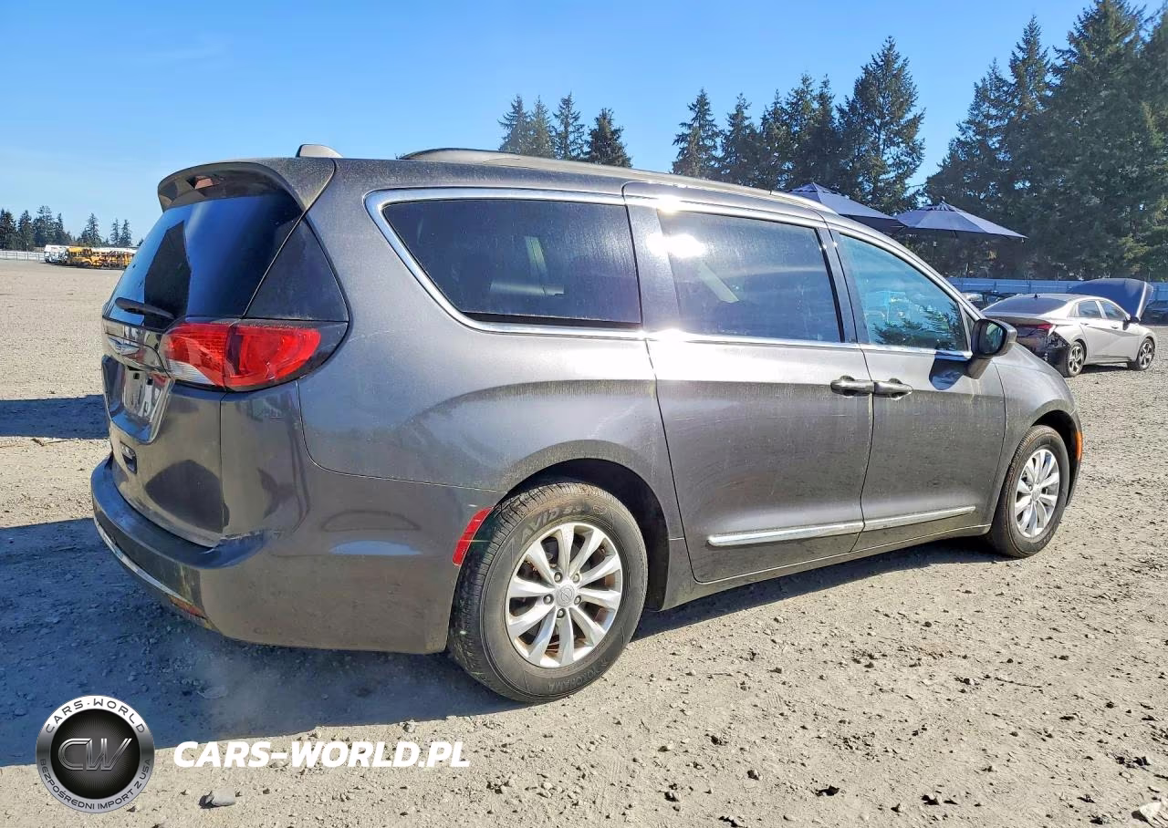 2017 Chrysler Pacifica Touring L VIN:2C4RC1BG5HR621816 - 3
